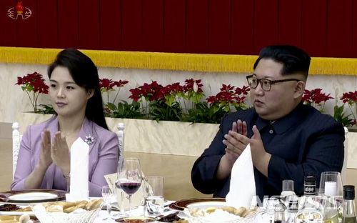 조선중앙TV는 김정은 국무위원장이 부인 리설주와 지난 14일 중국 공산당 쑹타오 대외연락부장 일행을 위한 저녁 연회를 열었다고 지난 15일 보도했다. /사진=조선중앙TV 캡쳐