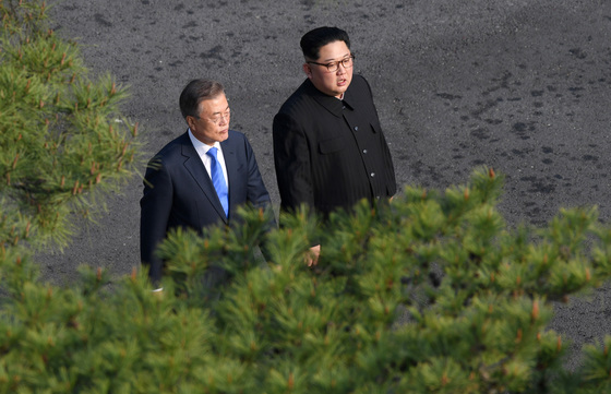  문재인 대통령과 김정은 국무위원장이 27일 오후 판문점 도보다리 산책 회담을 마친 후 평화의 집으로 걸어오고 있다. / 사진 = 뉴스1 