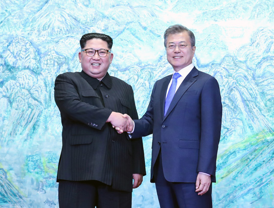 지난 27일 평화의 집 북한산 그림 앞에서 문재인 대통령(오른쪽)과 김정은 국무위원장이 기념촬영을 하고있다. /사진=한국공동사진기자단<br>
