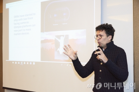 콰미 페레이라 이에스브이 이사가 2일 서울 여의도에서 열린 기자간담회에서 AR 오픈소스 플랫폼 글림스를 설명하고 있다. 