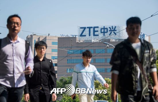 중국 상하이의 한 건물 옥상에 이 나라 대표 통신장비업체 ZTE의 광고판이 설치돼 있다./AFPBBNews=뉴스1