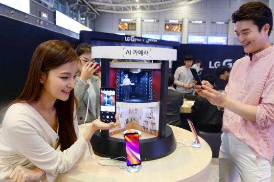 4일 서울 용산역에 설치된 ‘LG G7 ThinQ 스퀘어’에서 제품을 체험하는 모습./사진=LG전자