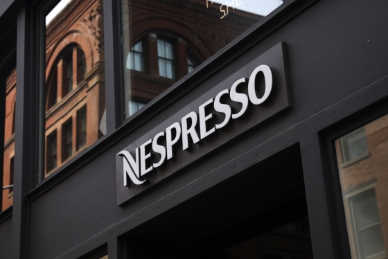미국 뉴욕에 위치한 네슬레의 커피 브랜드 네스프레소 매장. 네슬레는 최근 스타벅스 커피 등의 제품에 대한 판매 및 유통 권리에 대한 투자를 결정했다. /AFPBBNews=뉴스1