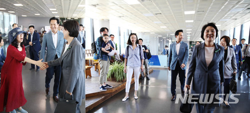  지난해 5월 김정숙 여사가 지방으로 가며 공항에서 시민들과 인사하고 있다. 2018.05.10. (사진=청와대 제공)    photo@newsis.com