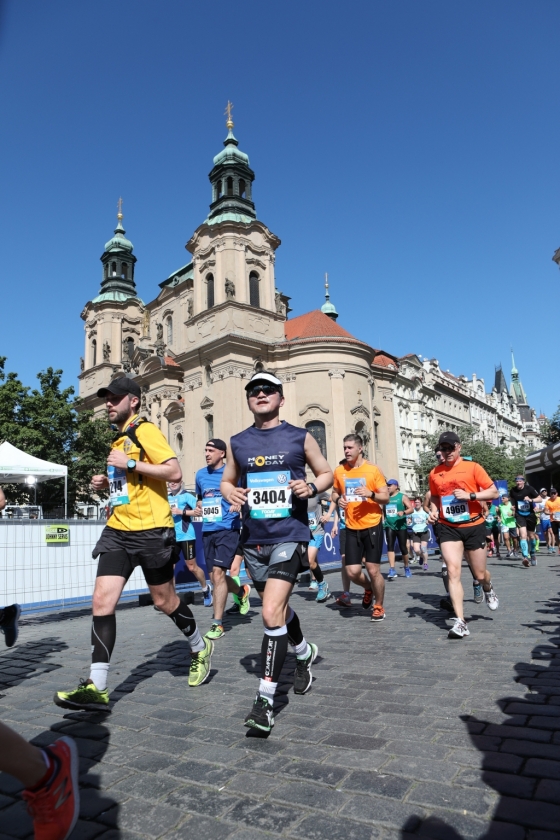 지난 6일 오전 체코 수도 프라하에서 열린 2018 프라하마라톤 대회 참가자들이 출발점이자 중간기착점, 골인점인 구시가 광장을 지나고 있다. 뒷편은 성 니콜라스 성당.(출발후 약 13킬로미터 경과 지점)/사진=Marathon-Photos.com