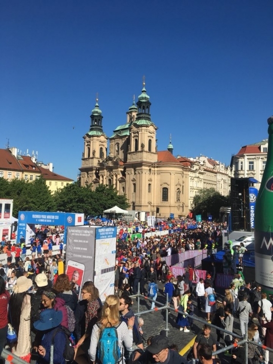 지난 6일 체코 수도 프라하에서 열린 2018 프라하마라톤 골인점인 구시가 광장에서 응원 관중들이 완주한 참가자들을 맞이하고 있다.