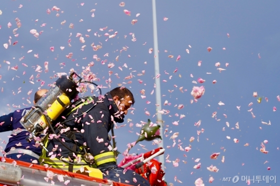 지난 11일(현지시간) 터키 으스파르타 시내에서 열린 축제 모습. 퍼레이드에 참여한 소방관이 소방차 위에서 장미꽃잎을 뿌리고 있다. /사진=김남이 기자