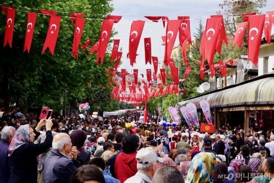 지난 11일(현지시간) 터키 으스파르타 시내에서 열린 축제 모습 /사진=김남이 기자