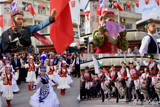 지난 11일(현지시간) 터키 으스파르타 시내에서 열린 축제 모습 /사진=김남이 기자