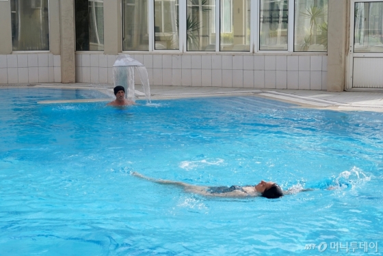 터키 아피온의 한 호텔에서 온천수영을 즐기고 있는 사람들 /사진=김남이 기자