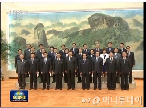 시진핑 중국 국가 주석과 북한 참관단이 기념촬영을 하고 있다./사진= 중국 CCTV 화면 캡처.  