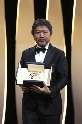 【칸=AP/뉴시스】19일(현지시간) 일본 고레에다 히로카즈 감독이 칸영화제 시상식에서 황금종려상을 받고 포즈를 취하고 있다. 고레에다 감독의 영화 '만비키 가족(Shoplifters)' 이 제71회 칸국제영화제 황금종려상을 수상했다. 2018.05.20    <저작권자ⓒ 공감언론 뉴시스통신사. 무단전재-재배포 금지.>