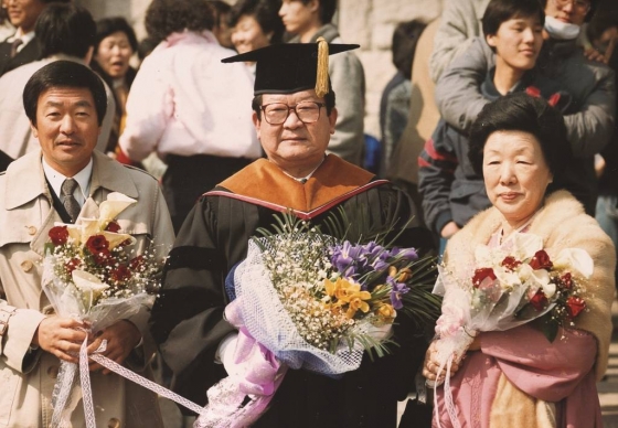 고(故) 구본무 LG 회장(왼쪽)이 1986년 부친인 구자경 명예회장(가운데·93)의 고려대학교 명예경제학박사 학위 수여식장에서 기념사진 촬영을 하고 있다. /사진=LG