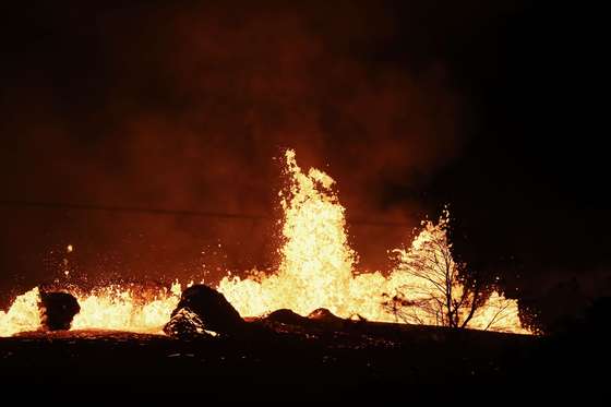  18일(현지시간) 하와이 주 킬라우에아 화산 동쪽 측면의 균열에서 폭발과 용암,화산재 분출이 끊이지 않고 있다. 지질학자들은 수많은 희생자를 냈던 1790년의 대폭발 같은 참사까지 일어날 가능성은 낮다고 전망했다.  © AFP=뉴스1  <저작권자 © 뉴스1코리아, 무단전재 및 재배포 금지>