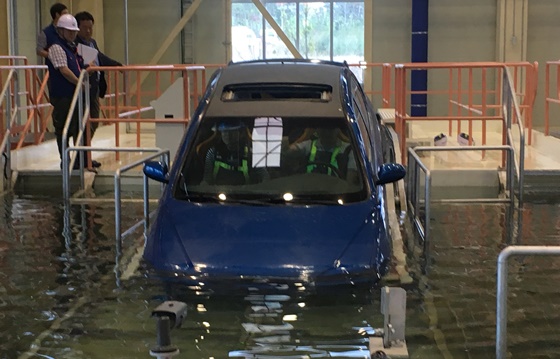 이달 17일 울산 국립재난안전연구원 실증실험센터에서 진행한 침수차량 체험프로그램 모습. 참가자들은 물에 잠긴 차량 안에서 빠져나오는 연습을 한다. /사진=진달래 기자