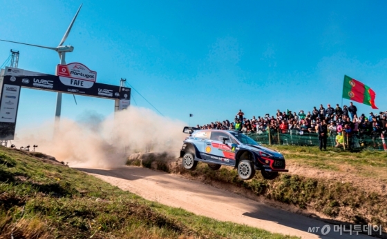 현대차 ‘i20 WRC’ 경주차가 ‘2018 WRC 포르투갈 랠리’에서 경주하는 모습/사진제공=현대차