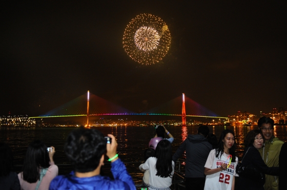 지난해 열린 부산항 축제 개막식에 참가한 관람객들이 불꽃축제를 즐기고 있다./사진=뉴스1