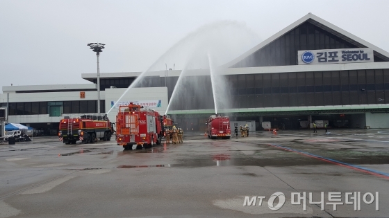 한국공항공사는 지난 18일 김포공항 국제선 청사에서 관계기관 담당자들이 참석한 가운데 실제 화재상황 대응 훈련을 실시했다. / 사진=한국공항공사
