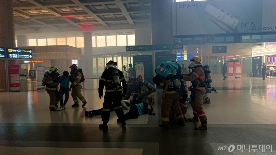 지난 18일 김포공항 국제선 청사에서 실시한 실제 화재상황 대응 훈련에서 소방대원들이 응급구조환자를 후송하고 있다.  / 사진=한국공항공사