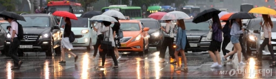 전국이 대체로 흐리고 곳곳에 비가 내리는 가운데 우산 쓴 시민들이 서울 광화문 네거리를 걸어가고 있다/사진=홍봉진기자
