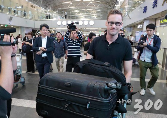 윌 리플리 CNN 기자가 풍계리 핵시설 폐쇄 행사 취재를 위해 22일 북한 원산으로 가는 고려항공을 탑승하기위해 베이징공항을 통해 출국하고 있다.(사진공동취재단)/사진=뉴스1