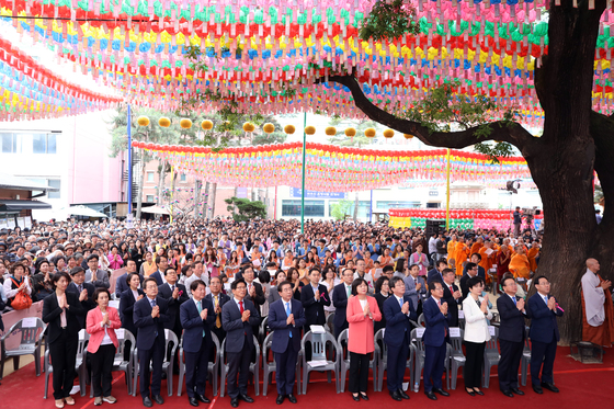  불기 2562년 부처님 오신날인 22일 오전 서울 종로구 조계사에서 열린 부처님오신날 봉축법요식에 여야 의원들을 비롯한 국무위원들이 참석하고 있다. 2018.5.22/뉴스1  