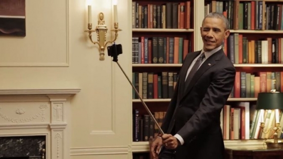 버락 오바마 전 미국 대통령이 온라인 매체 버즈피드 영상에 출연했던 모습./버즈피드 유튜브 영상 캡처