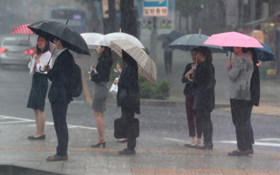 전국 대부분 지역에 비가 내리는 16일 오후 서울 세종대로 광화문네거리 인근에서 우산을 쓴 시민들이 발걸음을 재촉하고 있다./사진=뉴스1