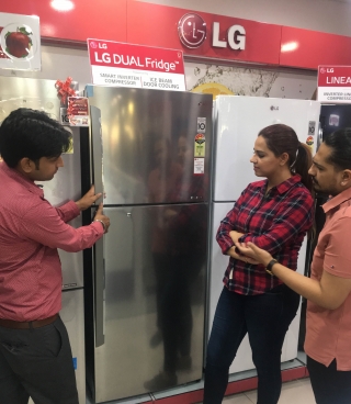 인도 가전매장을 찾은 고객이 LG전자 냉장고를 살펴보고 있다. /사진제공=LG전자