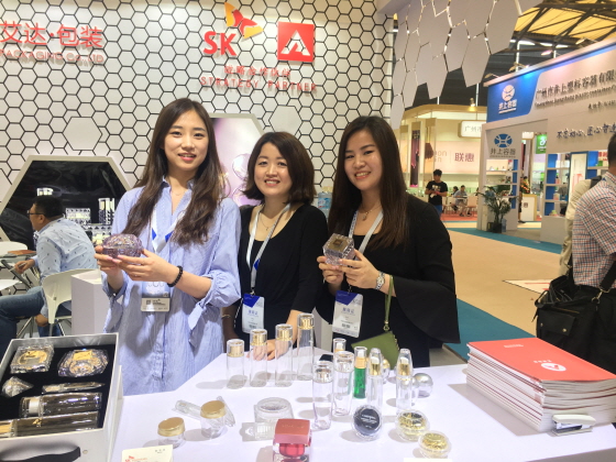 SK케미칼 직원들이 '차이나뷰티엑스포 화장품 전시회'(China Beauty Expo 2018)에서 친환경 PETG 화장품 용기를 선보이고 있다./사진제공=SK케미칼