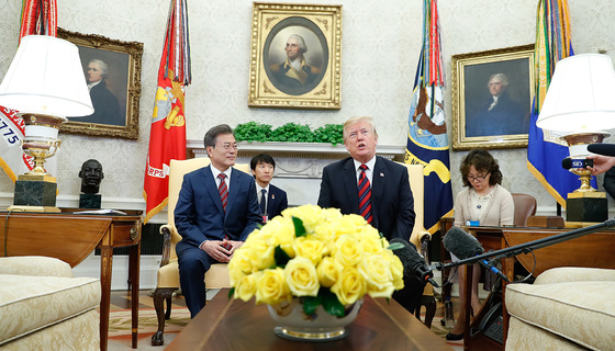 문재인 대통령이 22일 오후(현지시간) 미국 워싱턴 백악관에서 도널드 트럼프 대통령과 환담을 하고 있다. (청와대 제공) 2018.5.23/뉴스1  