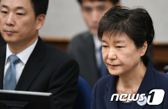 지난해 5월23일 박근혜 전 대통령이 첫 재판 시작을 기다리고 있다. 2017.5.23/뉴스1 © News1 사진공동취재단