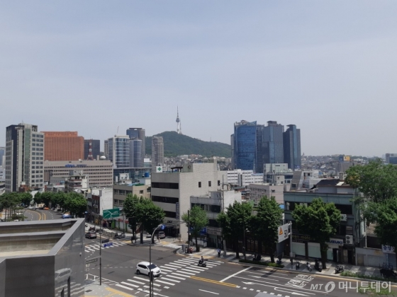 만리동2가 서울역센트럴자이 전면동 저층에서 보이는 남산타워와 서울역 일대/사진=김희정 기자 dontsigh@