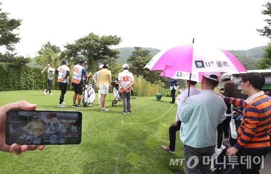 25일 이천에 열린 KLPGA 경기에서 U+골프를 시청하고 있는 모습./사진제공=LGU+