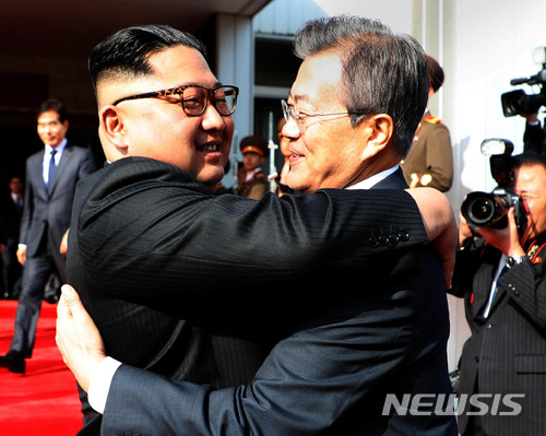 문재인 대통령과 김정은 북한 국무위원장이 26일 오후 판문점 북측 통일각에서 정상회담을 마친 후 헤어지며 포옹하고 있다./사진=청와대 제공