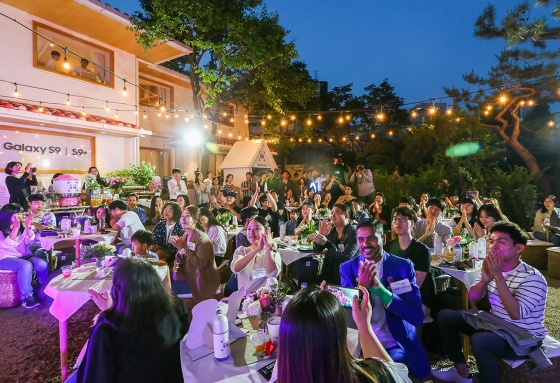 지난 26일 서울 서교동 홍대 갤럭시 팬 하우스에서 열린 '갤럭시 팬과 함께 하는 S9 모두의 발견전' 시상식. 수상자와 가족, 지인들이 참석한 가운데 가든 파티 형태로 열렸다. /사진제공=삼성전자.