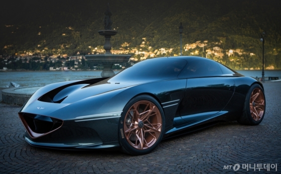 제네시스 브랜드가 26일부터 27일까지(현지시각) 이탈리아 레이크 코모에서 열린 클래식카·콘셉트카 전시회 '콩코르소 델레간차 빌라 데스테 2018'에서 선보인 전기차 기반의 GT 콘셉트카 '에센시아 콘셉트'/사진=제네시스