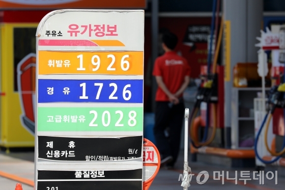  3일 한국석유공사 유가정보 서비스 오피넷에 따르면 5월 다섯째주 주유소 휘발유 판매가격은 ℓ당 전주 대비 14.9원 상승한 1605.0원을 기록했다. 이는 휘발윳값이 6주 연속 상승하며 3년 5개월여 만에 1ℓ당 평균 1,600원을 넘어선 것이다. 이날 서울의 한 주유소가 한산한 모습을 보이고 있다./사진제공=뉴스1
