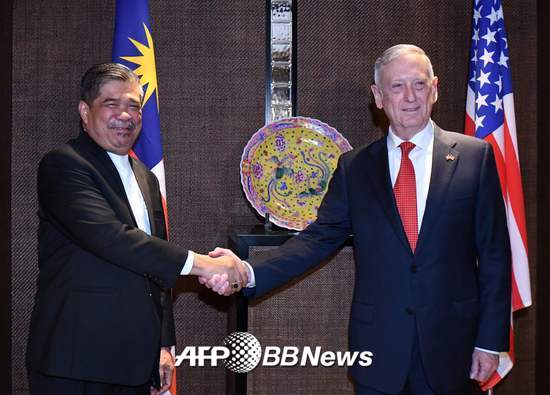 제임스 매티스 미국 국방부장관(오른쪽)이 지난 3일 싱가포르에서 열린 샹그릴라 대화에 참석해 무함마드 사부 말레이시아 국방부 장관과 악수를 하고 있다. /AFPBBNews=뉴스1