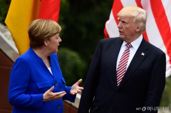 도널드 트럼프 미국 대통령과 유럽연합(EU) 최대경제대국인 독일의 앙겔라 메르켈 총리가 지난해 5월 이탈리아에서 열린 G7 정상회담에서 대화를 나누고 있는 모습. /AFPBBNews=뉴스1