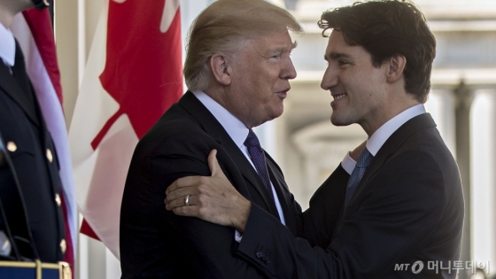 최근 북미자유무역협정(NAFTA) 재협상으로 갈등을 겪고 있는 도널드 트럼프 미국 대통령과 쥐스탱 트뤼도 캐나다 총리의 모습. /AFPBBNews=뉴스1