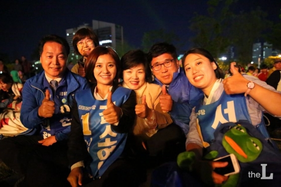 동료 출마자들과 함께 유세중인 김소연 변호사(왼쪽에서 두번째)/사진= 본인 제공