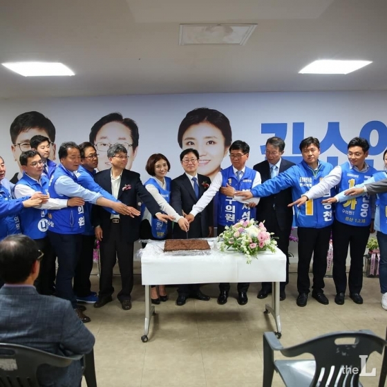 선거캠프 개소식에 참석한 박범계 의원(가운데)과 김소연 변호사(박 의원 왼편)/사진= 본인 제공
