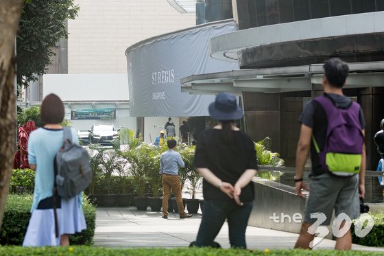 북미정상회담을 사흘 앞둔 9일 김정은 북한 국무위원장 숙소로 유력한 싱가포르 세인트레지스 호텔 앞에 화분벽이 설치돼 있다. /사진=뉴스1