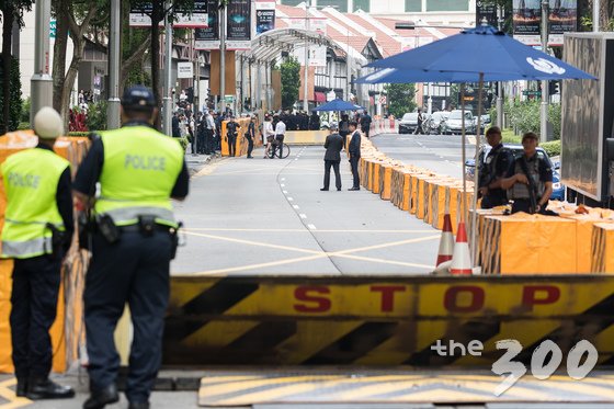 북미정상회담을 이틀 앞둔 10일 북한 김정은 국무위원장의 유력한 숙소인 싱가포르 세인트레지스 호텔 인근 도로에 네팔 구르카용병 무장병력이 배치돼있다. /사진=뉴스1