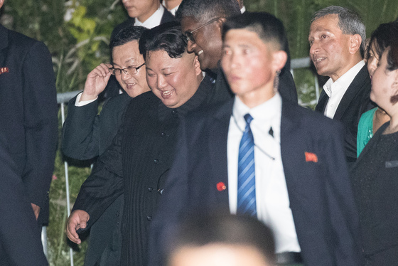  김정은 북한 국무위원장이 11일 싱가포르 대표 복합 문화공간 에스플러네이드에 도착해 머라이언파크 야경을 보기 위해 이동하고 있다. 2018.6.11/뉴스1  