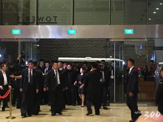 김정은 북한 국무위원장이 11일 밤 싱가포르 마리나베이샌즈호텔로 입장하고 있다. /사진=최경민 기자