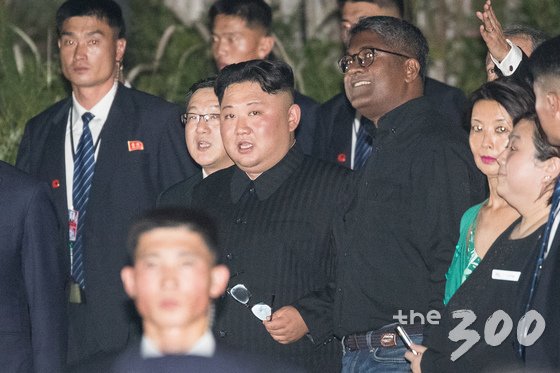  김정은 북한 국무위원장이 11일 싱가포르 대표 복합 문화공간 에스플러네이드에 도착해 머라이언파크 야경을 보기 위해 이동하고 있다. 2018.6.11/뉴스1  