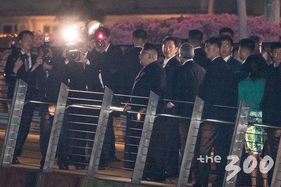  김정은 북한 국무위원장이 11일 싱가포르 대표 복합 문화공간 에스플러네이드에 도착해 쥬빌리 다리에 올라 머라이언파크 야경을 바라보고 있다. 2018.6.11/뉴스1  