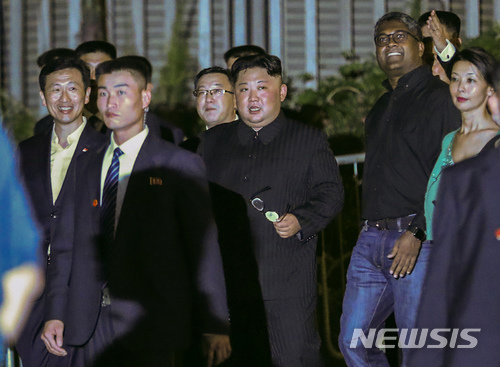 지난 11일 김정은 북한 국무위원장이 수행원 및 싱가포르 정부 관계자들과 함께 마리나 베이를 구경했다. /사진제공= 뉴시스